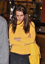 幻灯图集：布兰妮和男友看电影 不满狗仔摆黑脸