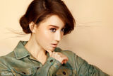组图：周子涵拍摄精致妆容写真上演慕丝魅惑