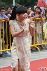 组图：吴莫愁助阵选秀 一改性感扮起小清新