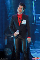 组图：任贤齐自愧腹肌不如张家辉 遭梁汉文投诉