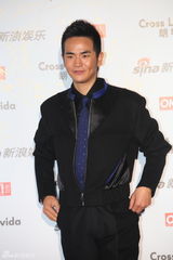 组图：张晓龙亮相街拍盛典黑衣硬朗