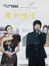 幻灯图：张峻宁谱慈善恋曲 明星画册助援贫困教师