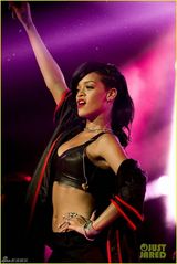 组图：蕾哈娜巡演激情献唱 大秀好身材