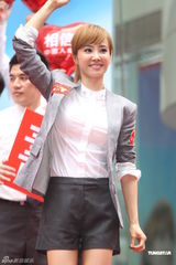 组图：蔡依林穿OL装大派自制蛋糕 扎马尾甜美亲和