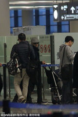 组图：林志颖护子快速离开机场 Kimi童车大睡