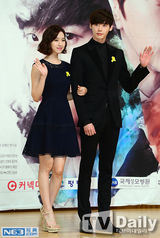 组图：张亮演韩剧牵手朴海镇 李钟硕黑西装帅气