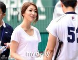组图：韩星赵柔英担任棒球比赛开球嘉宾