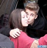 组图：比伯外出遭围堵 与粉丝玩自拍嘟嘴献吻