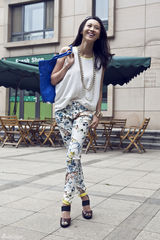 组图：练束梅轻淑女街拍 巧妙搭配秀时尚个性