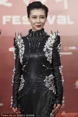 组图：巩新亮黑色长裙尖刺造型抢镜