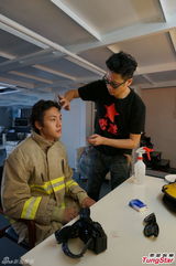 组图：陈伟霆黄金战衣上阵 封谢霆锋火场铁人