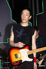 组图：黄贯中享受街头开唱 自曝彩排现突发状况