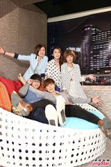 组图：唐禹哲Darren搞笑逗趣 新剧上演滚床秀