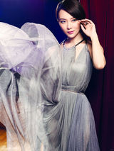组图：陈数时尚写真舞台上下皆做完美女人