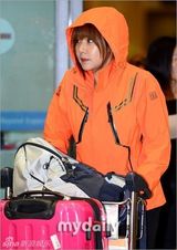 组图：携可疑药草遭扣韩女星获释回国咬唇委屈