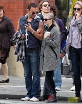 组图：阿曼达-塞弗里德外出散步 表情诡异与狗狗撞脸