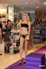 组图：香港高端内衣品牌秀 模特展曼妙身姿热辣惹火