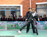 组图：小贝参观史家胡同小学 现场学书法写名