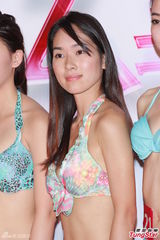 组图：亚姐泳装火辣秀胸 怪咖多女版王祖蓝现身