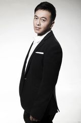 组图：陈颢文最新写真大片 黑白搭配经典再现