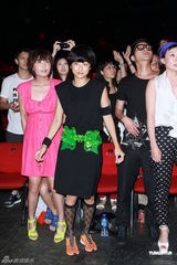 组图：陈奕迅开唱手受伤 与谢霆锋是“最佳损友”