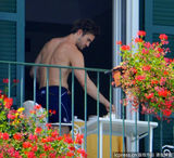 组图：凯莉-布鲁克肉臀若隐若现 与男友海边度假