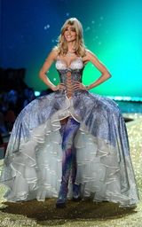 高清图：《变3》女主角领衔内衣秀 凯蒂-佩里助阵