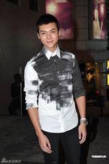 组图：陈伟霆阿Sa(蔡卓妍)情侣生日会 英皇老板携夫人出席