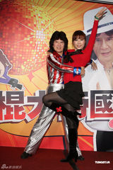 组图：“舞棍阿伯”叶复台出专辑 父女齐上台跳恰恰