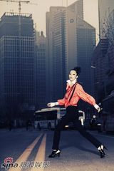 高清组图：名模裴蓓穿梭都市间 红裙灵动