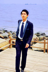 组图：何明翰优雅制服写真 西装展现成熟男人魅力