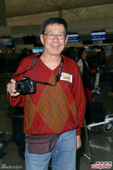 组图：谢贤戴红五星帽与胡枫等去旅行