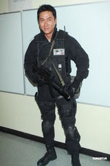 组图：宣萱马德钟等《飞虎》举枪宣传大结局