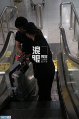 组图：李晟李佳航机场亲密牵手同行 恋情曝光