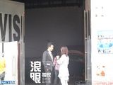 组图：李晟探班李佳航 举止亲密恋情疑证实