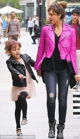 组图：阿尔芭与女儿亲子装现身 囧娃摇滚范抢镜