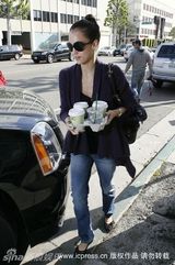 幻灯图集：阿尔芭黑超遮面显辣妈风范 爱女童真可爱