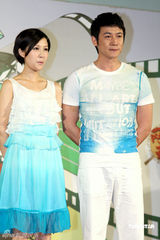 幻灯图：陆毅鲍蕾为儿童店揭幕 情侣装甜蜜恩爱