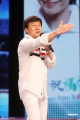 组图：200明星高歌《北京祝福你》 成龙坐镇指挥