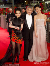 组图：《龙门飞甲》首映 范晓萱火红朋克裙秀纹身