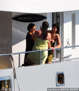 组图：卡戴珊携家人包游艇跳水度假 甘当摄影师