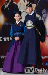 组图：《火之女神》发布 文根英着韩服端庄亮相