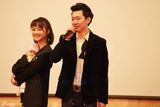 组图：杨梅为女设百天宴 素颜婉如清纯少女