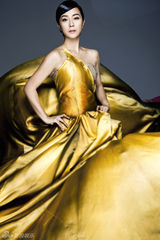 组图：苏岩华贵写真金裙闪耀女王范儿