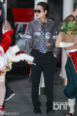 组图：SJ庆出道8周年机场上演变装秀 整疯粉丝