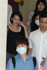 小S证人身份被传唤 神色疲惫白色肩带外露(图)