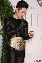 组图：吴建豪亮相宣传新专辑 否认秘婚传闻