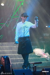 组图：蔡枫华演唱会完美收官 自言置之死地而后生