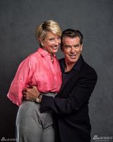 组图：《爱情重击》布鲁斯南汤普森玩暧昧