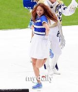 组图：刘在锡朴明秀等担任足球比赛啦啦队